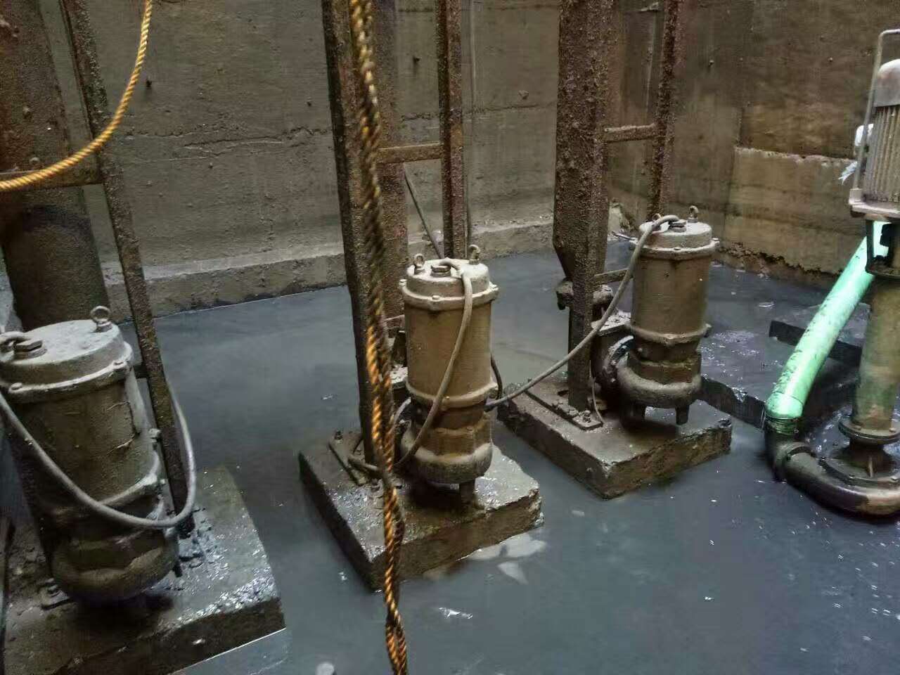 碾子山污水池清理