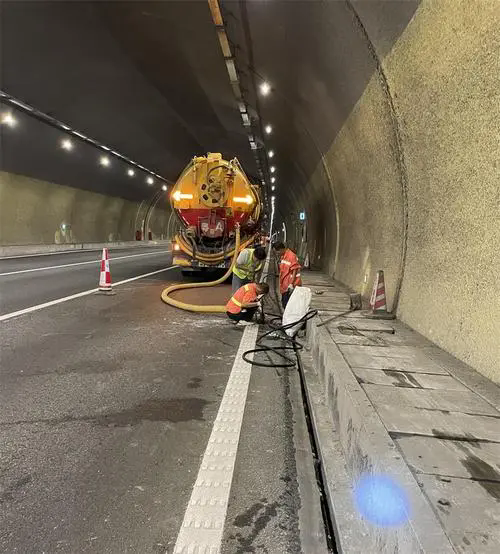 碾子山隧道排水渠清淤